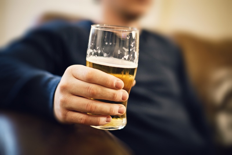 Rượu bia và đồ uống có cồn là nguyên nhân làm tăng axit uric trong máu