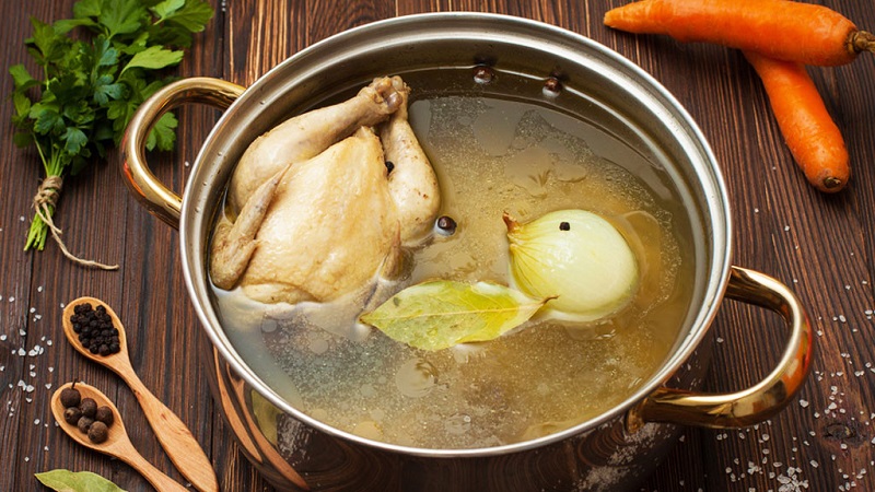 Luộc hoặc hấp là cách chế biến tốt nhất để giảm lượng purin trong thịt gà