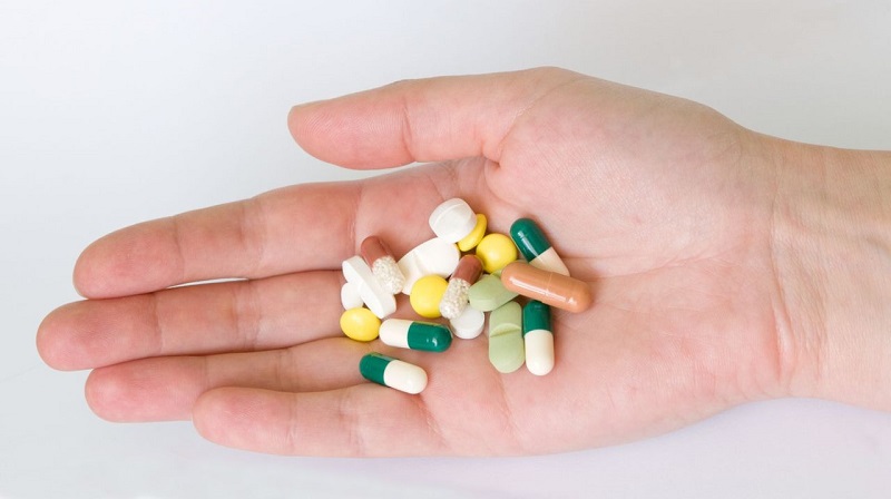 Thuốc kháng sinh, giảm đau sẽ được sử dụng cho các trường hợp tràn dịch khớp gối nhẹ